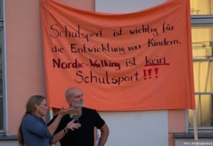 Mehr über den Artikel erfahren Landkreis düpiert Zehdenicker Sportlehrer: 1000 Walking-Stöcke statt Sporthalle?